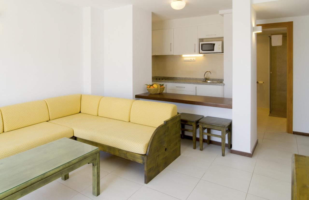 Apartamentos Bon Lloc Santa Eularia des Riu Luaran gambar