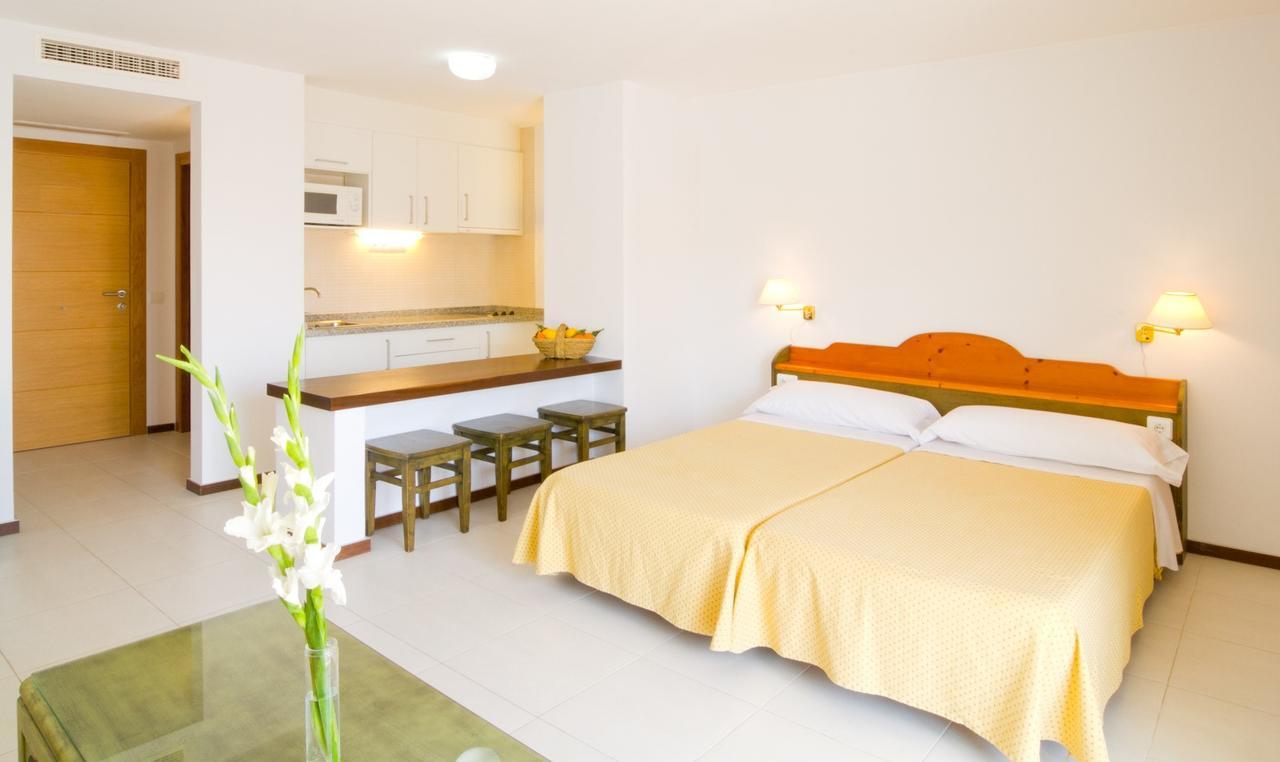 Apartamentos Bon Lloc Santa Eularia des Riu Luaran gambar