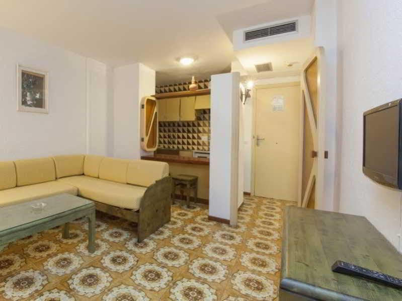 Apartamentos Bon Lloc Santa Eularia des Riu Luaran gambar