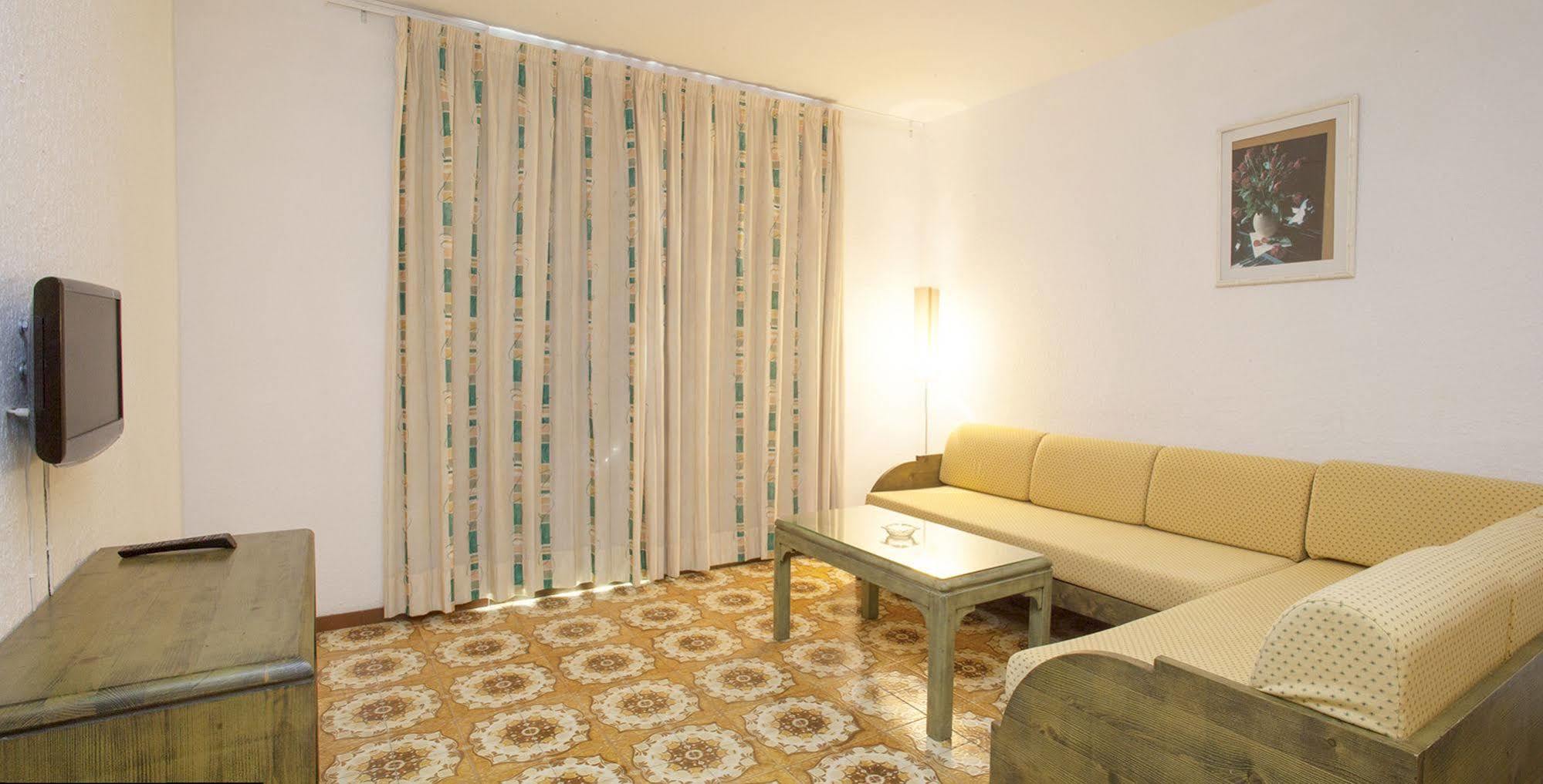 Apartamentos Bon Lloc Santa Eularia des Riu Luaran gambar