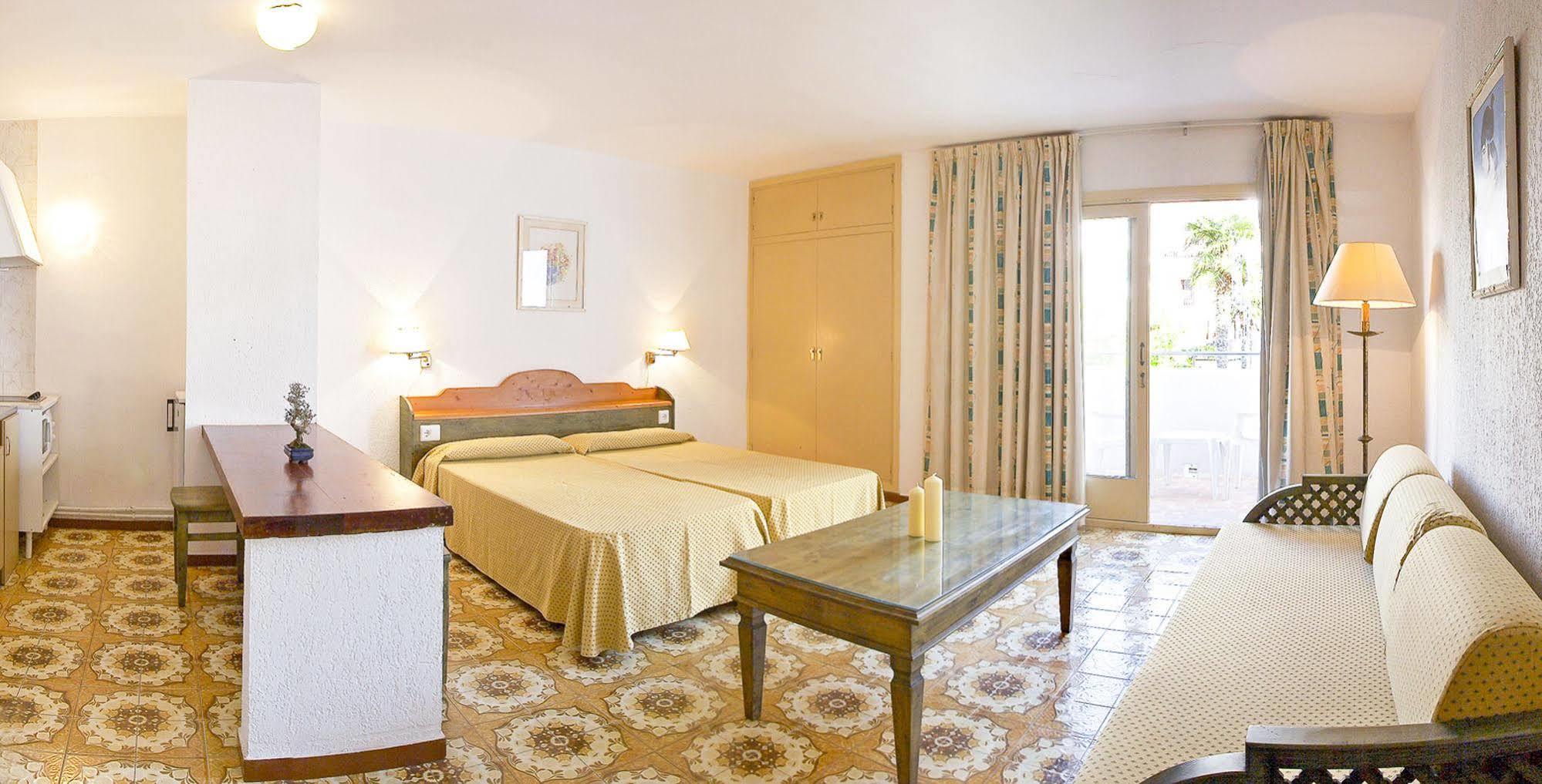 Apartamentos Bon Lloc Santa Eularia des Riu Luaran gambar