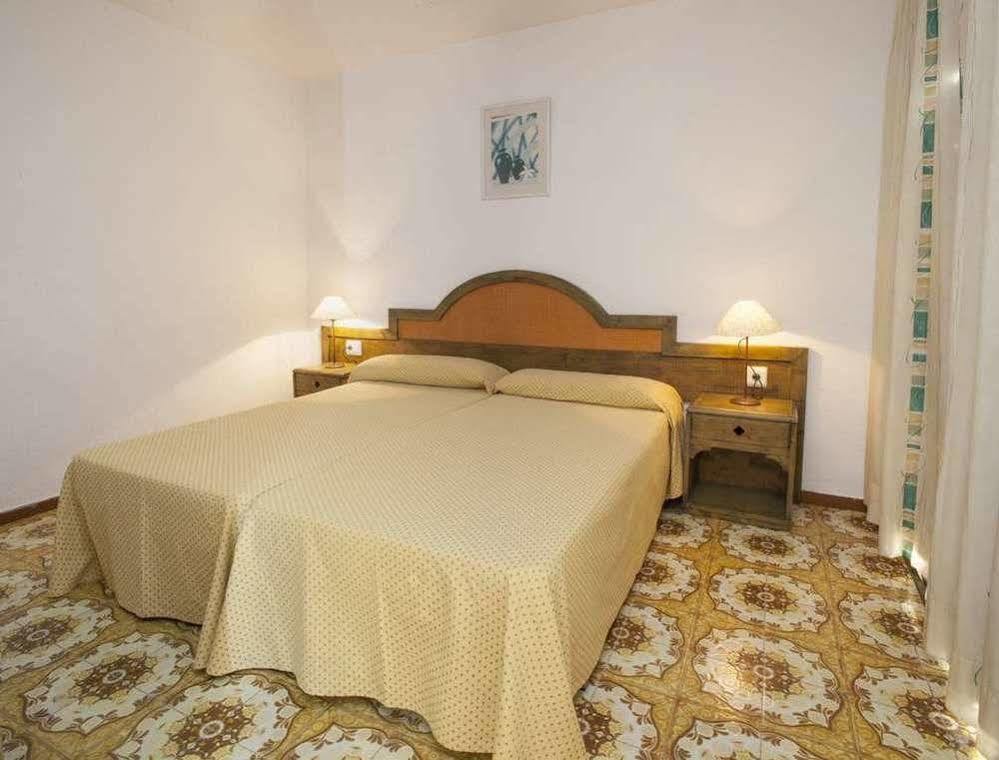Apartamentos Bon Lloc Santa Eularia des Riu Luaran gambar